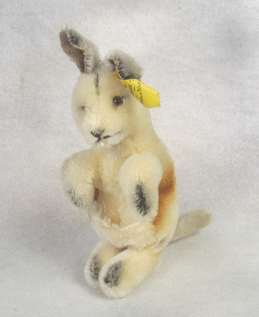 1968-74 Linda kangaroo, missing joey
